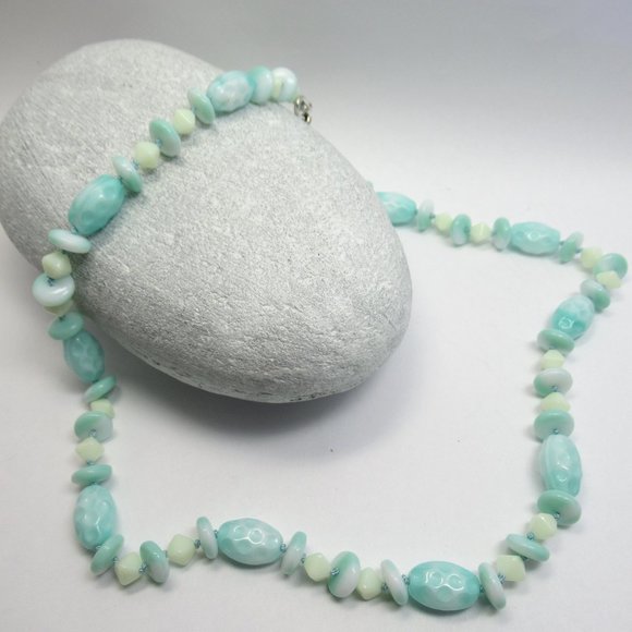 Uranium and Czech glass bead necklace - Picture 8 of 11